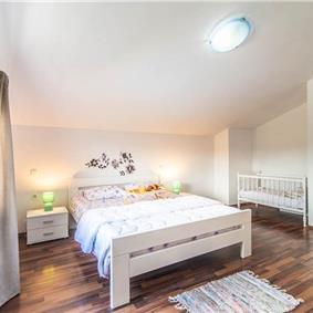 6 bedroom villa with pool near Sveti Lovrec and Poreč, sleeps 12